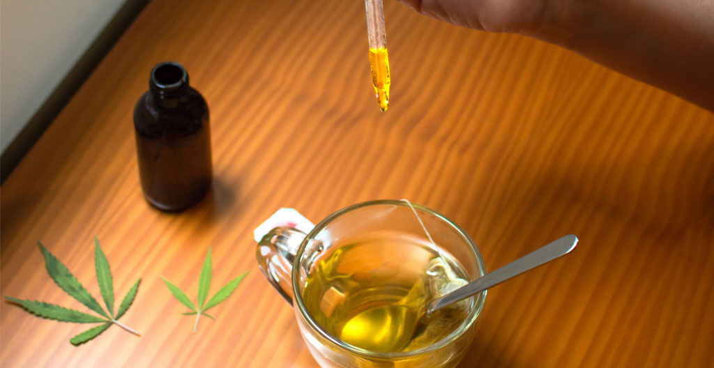 Gros plan extrême sur la texture d'une résine de CBD montrant des détails cristallins de trichomes avec un arrière-plan flouté créant un bokeh naturel